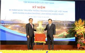 03 Phó Thủ tướng Chính phủ Trịnh Đình Dũng trao tặng hiện vật cho Chủ tịch HĐTV EVN Dương Quang Thành.