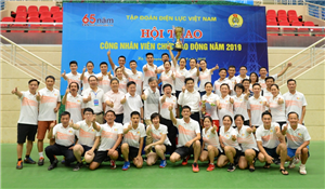 02 Lãnh đạo Tập đoàn và Công đoàn Điện lực Việt Nam chụp ảnh lưu niệm với Đội Tổng công ty Điện lực miền Bắc đoạt giải Nhất toàn đoàn.