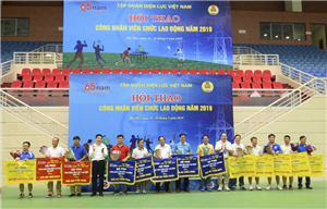 04 Lãnh đạo Tập đoàn và Công đoàn Điện lực Việt Nam trao giải tập thể (Nhì, Ba, Khuyến Khích) cho các đội đạt thành tích xuất sắc Hội thao