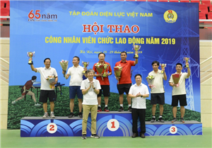 05 Lãnh đạo Tập đoàn và Công đoàn Điện lực Việt Nam trao Cup và hoa cho các Vận động viên xuất sắc Hội thao