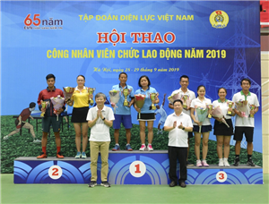 06 Lãnh đạo Tập đoàn và Công đoàn Điện lực Việt Nam trao Cup và hoa cho các Vận động viên xuất sắc Hội thao