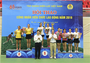07 Lãnh đạo Tập đoàn và Công đoàn Điện lực Việt Nam trao Cup và hoa cho các Vận động viên xuất sắc Hội thao