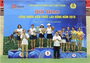 08 Lãnh đạo Tập đoàn và Công đoàn Điện lực Việt Nam trao Cup và hoa cho các Vận động viên xuất sắc Hội thao