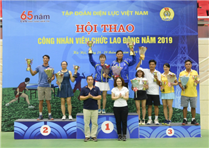 09 Lãnh đạo Tập đoàn và Công đoàn Điện lực Việt Nam trao Cup và hoa cho các Vận động viên xuất sắc Hội thao