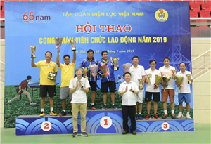 10 Lãnh đạo Tập đoàn và Công đoàn Điện lực Việt Nam trao Cup và hoa cho các Vận động viên xuất sắc Hội thao