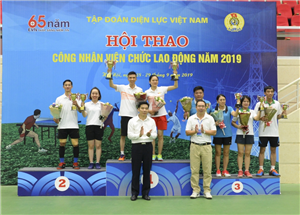 11 Lãnh đạo Tập đoàn và Công đoàn Điện lực Việt Nam trao Cup và hoa cho các Vận động viên xuất sắc Hội thao