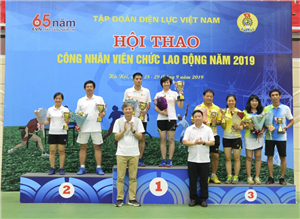 12 Lãnh đạo Tập đoàn và Công đoàn Điện lực Việt Nam trao Cup và hoa cho các Vận động viên xuất sắc Hội thao