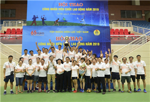 01 Ông Trần Đình Nhân - Tổng giám đốc EVN và ông Khuất Quang Mậu - Chủ tịch Công đoàn ĐLVN trao giải Nhất toàn đoàn cho Dội Tổng công ty Điện lực miền Bắc