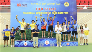 13 Lãnh đạo Tập đoàn và Công đoàn Điện lực Việt Nam trao Cup và hoa cho các Vận động viên xuất sắc Hội thao