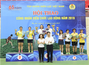 15 Lãnh đạo Tập đoàn và Công đoàn Điện lực Việt Nam trao Cup và hoa cho các Vận động viên xuất sắc Hội thao