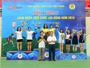 16 Lãnh đạo Tập đoàn và Công đoàn Điện lực Việt Nam trao Cup và hoa cho các Vận động viên xuất sắc Hội thao
