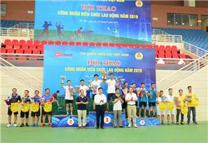 17 Lãnh đạo Tập đoàn và Công đoàn Điện lực Việt Nam trao Cup và hoa cho các Vận động viên xuất sắc Hội thao