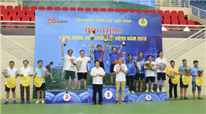 18 Lãnh đạo Tập đoàn và Công đoàn Điện lực Việt Nam trao Cup và hoa cho các Vận động viên xuất sắc Hội thao