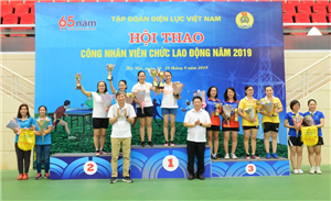 14 Lãnh đạo Tập đoàn và Công đoàn Điện lực Việt Nam trao Cup và hoa cho các Vận động viên xuất sắc Hội thao