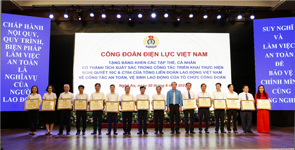 Công đoàn Điện lực Việt Nam đã khen thưởng 16 tập thể có thành tích nổi bật nhất trong việc thực hiện Nghị quyết 10c và Chỉ thị 04 của Tổng Liên đoàn