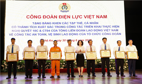 Công đoàn Điện lực Việt Nam đã khen thưởng các cá nhân có thành tích nổi bật nhất trong việc thực hiện Nghị quyết của Tổng Liên đoàn