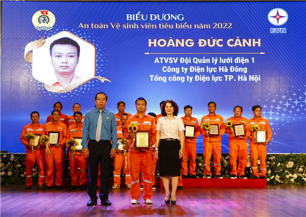 Công đoàn Điện lực Việt Nam đã khen thưởng  các cá nhân có thành tích nổi bật nhất trong việc thực hiện Nghị quyết của Tổng Liên đoàn