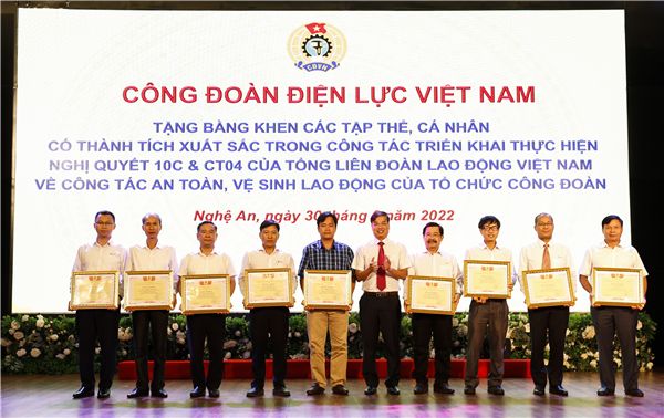 Công đoàn Điện lực Việt Nam đã khen thưởng  các cá nhân có thành tích nổi bật nhất trong việc thực hiện Nghị quyết của Tổng Liên đoàn