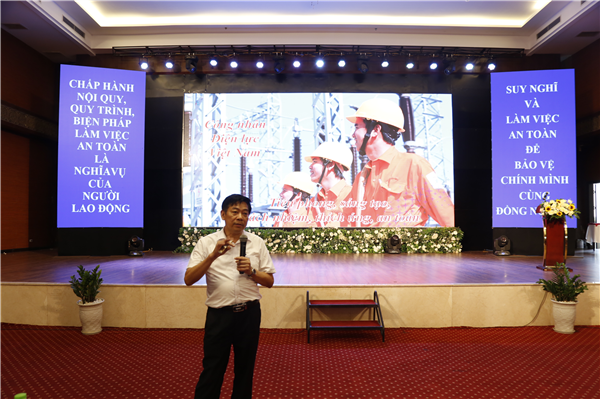 Đồng chí Vũ Văn Minh - Trưởng ban CSPL Công đoàn ĐLVN lên chia sẻ, tập huấn nghiệp vụ về công tác ATVSLĐ của tổ chức Công đoàn.