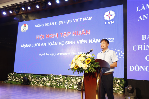 Đồng chí Uông Quang Huy - Phó Chủ tịch Công đoàn ĐLVN lên phổ biến nội dung về tổ chức các hoạt động của mạng lưới An toàn, vệ sinh viên trong Tập đoàn Điện lực Quốc gia Việt Nam.