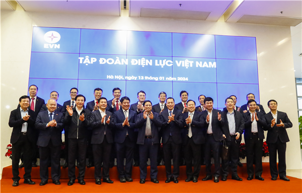 Thủ tướng Chính phủ Phạm Minh Chính chụp ảnh lưu niệm cùng các đại biểu