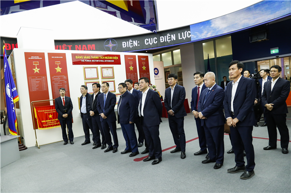 Thủ tướng Chính phủ Phạm Minh Chính cùng các đại biểu tham quan Nhà truyền thống EVN.