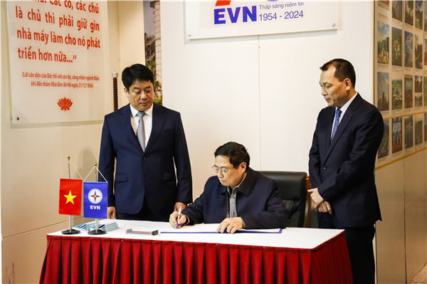 Thủ tướng Chính phủ Phạm Minh Chính ghi sổ vàng tại Nhà truyền thống EVN