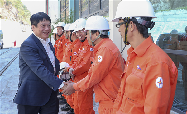 Tổng giám đốc EVN Nguyễn Anh Tuấn thăm và tặng quà người lao động Công ty Thủy điện Ialy