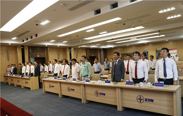 Các Đại biểu thực hiện nghi thức chào cờ