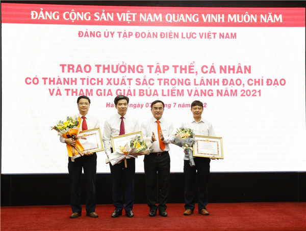 Bí Thư Đảng ủy EVN Dương Quang Thành trao Giấy khen của Đảng ủy EVN cho các cá nhân có nhiều thành tích tham gia Giải búa Liềm Vằng do Đảng ủy Khối DNTW tổ chức năm 2021