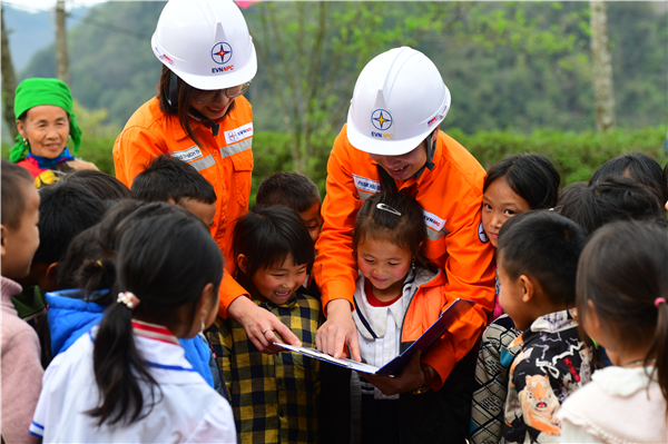 Đến với nhân dân