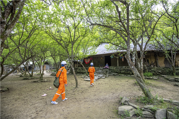 Đến với nhân dân