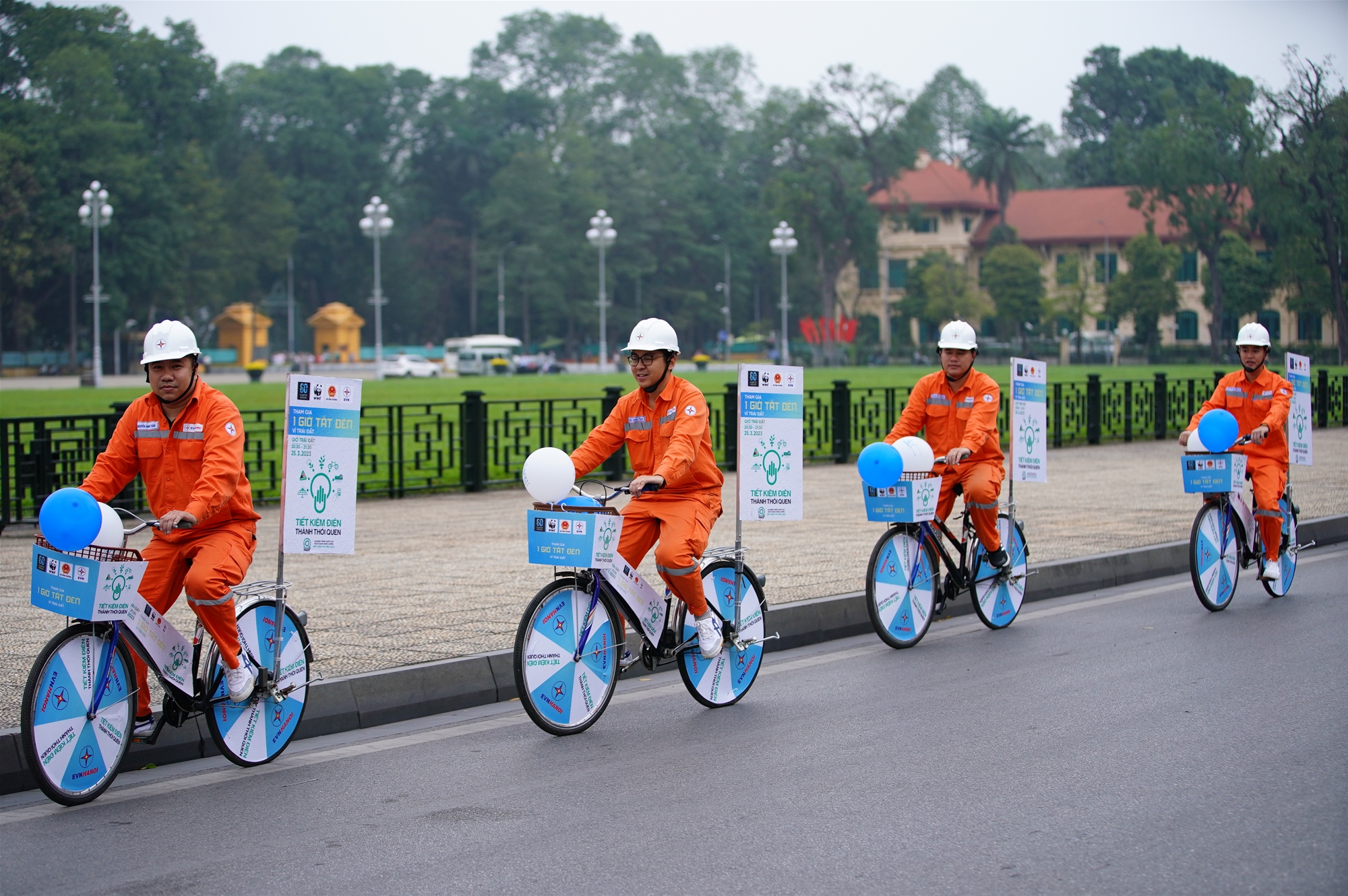 Đoàn viên công đoàn EVNHANOI hưởng ứng Chiến dịch Giờ trái đất năm 2023 12