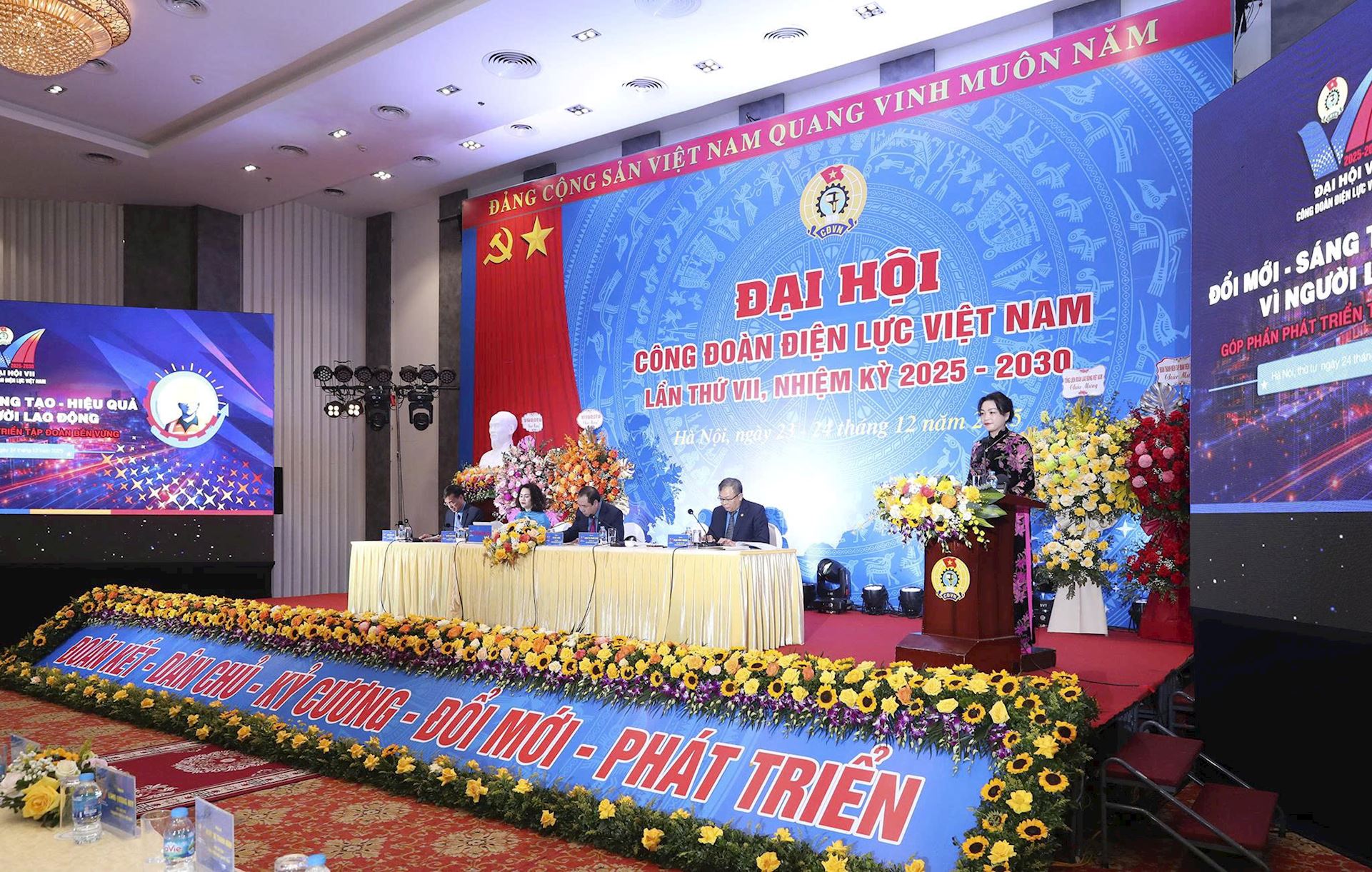 Ngày làm việc thứ nhất Đại hội Công đoàn Điện lực Việt Nam: Trang trọng, dân chủ, thống nhất cao 11