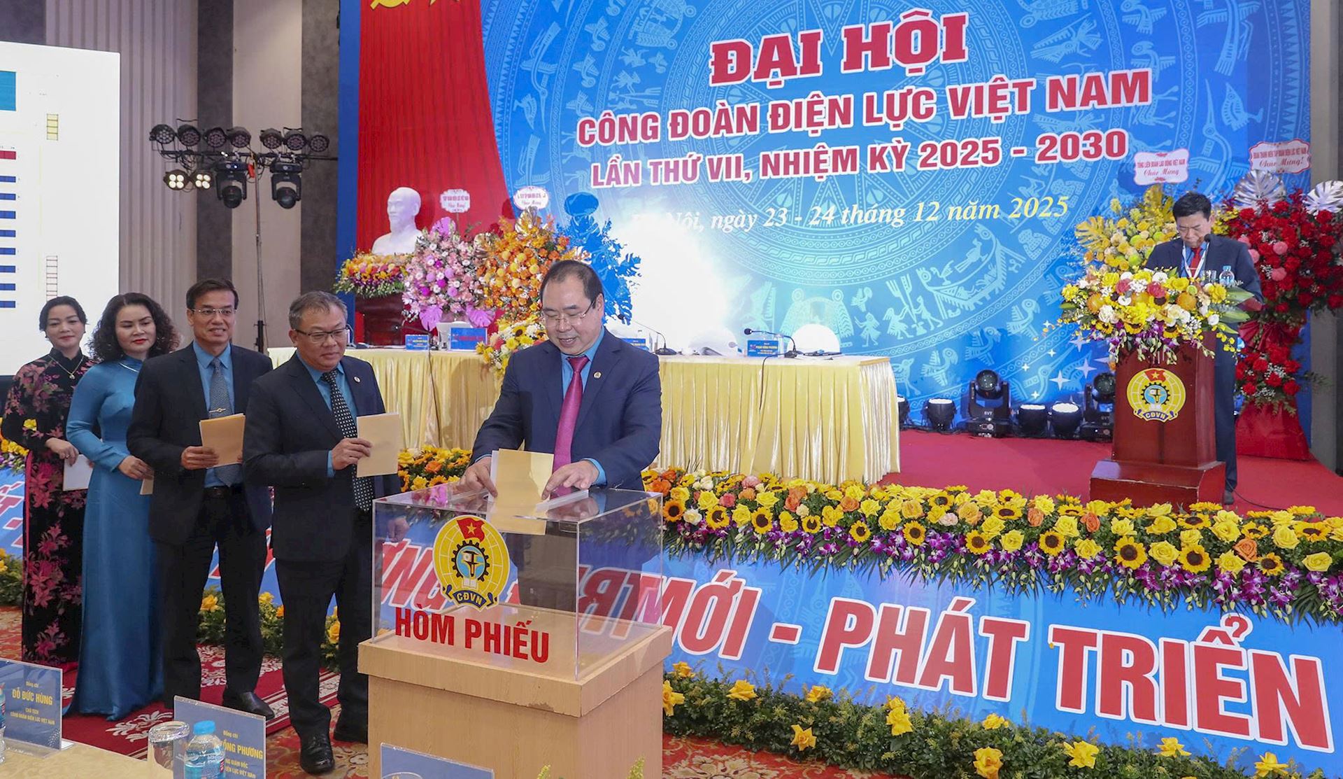 Ngày làm việc thứ nhất Đại hội Công đoàn Điện lực Việt Nam: Trang trọng, dân chủ, thống nhất cao 5