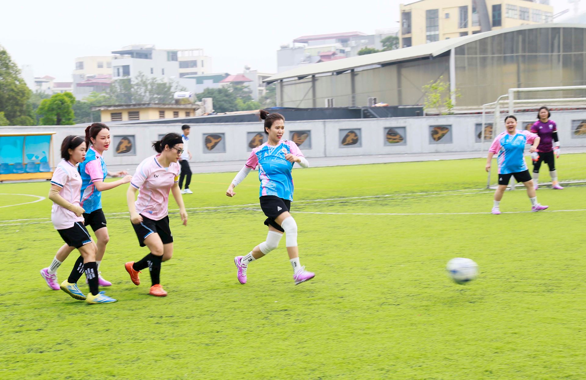 Khoảnh khắc thi đấu Giải bóng đá Nữ CBCNV EVN năm 2026 2