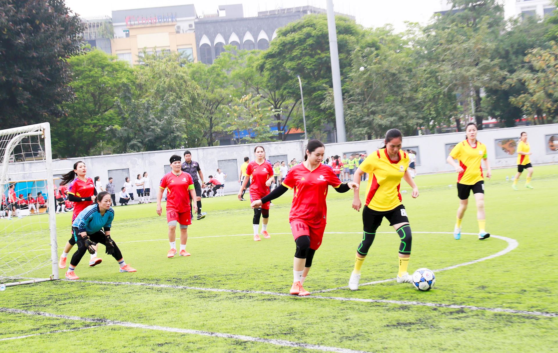 Khoảnh khắc thi đấu Giải bóng đá Nữ CBCNV EVN năm 2026 3