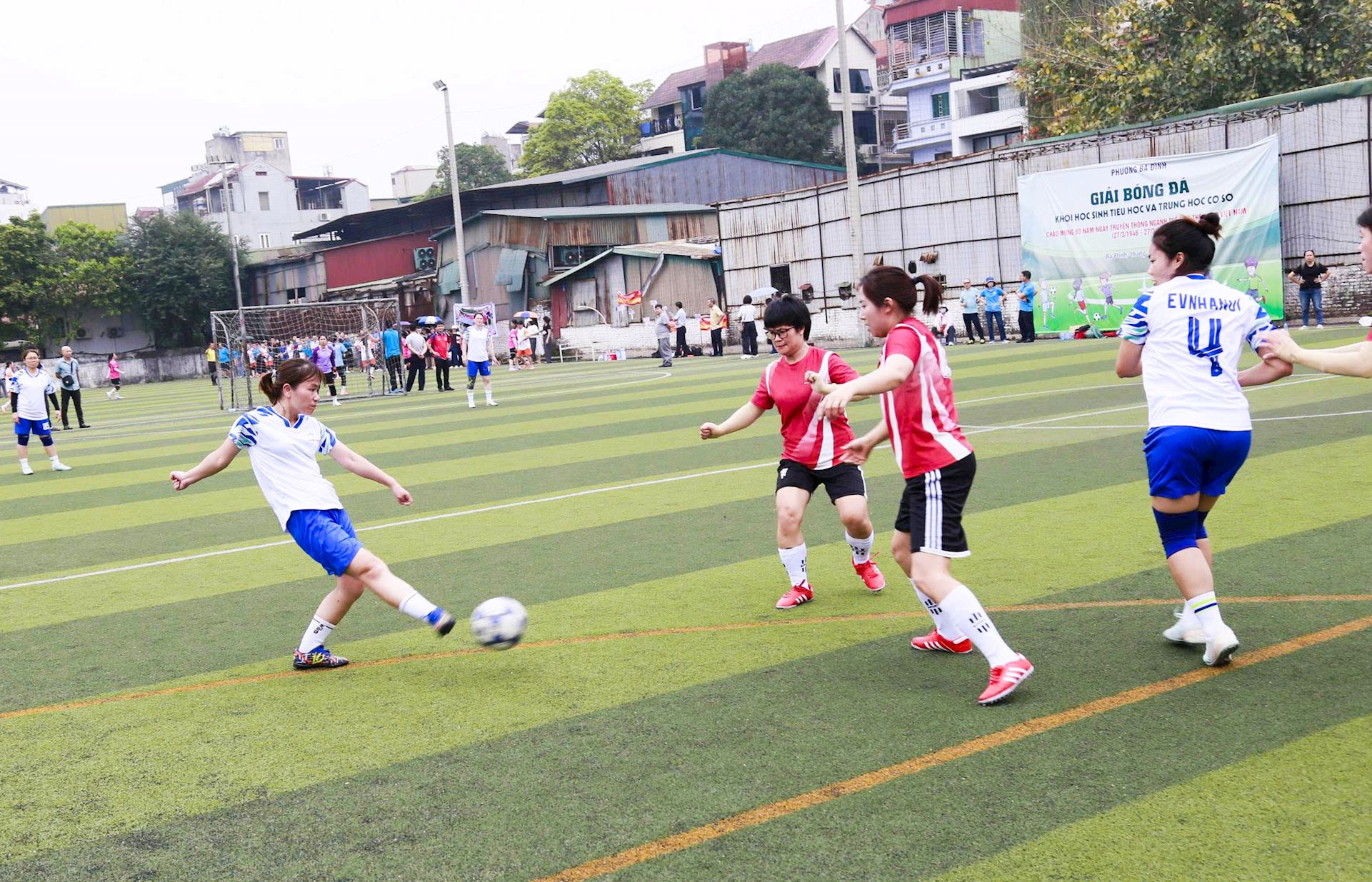 Khoảnh khắc thi đấu Giải bóng đá Nữ CBCNV EVN năm 2026 7