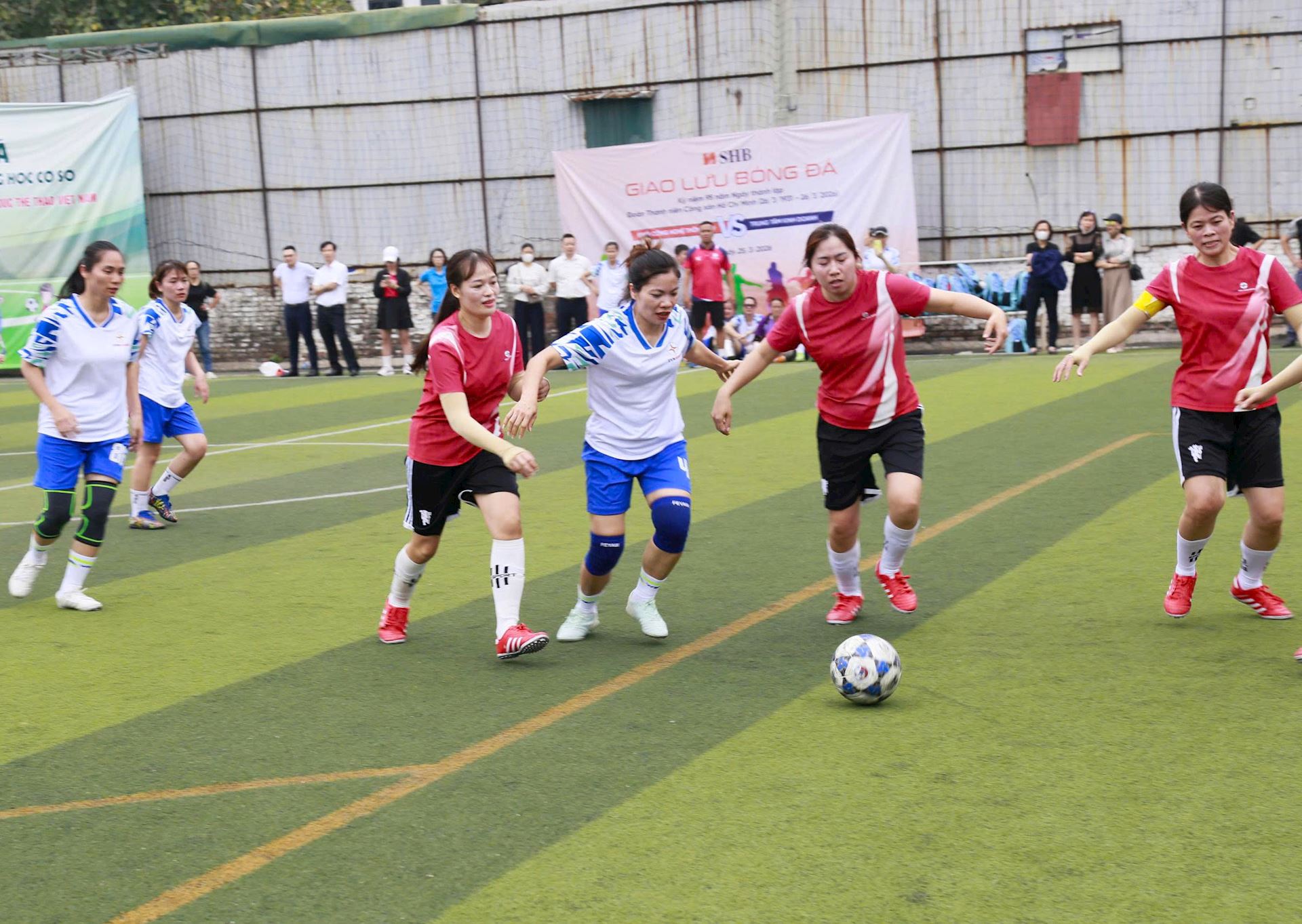 Khoảnh khắc thi đấu Giải bóng đá Nữ CBCNV EVN năm 2026 8