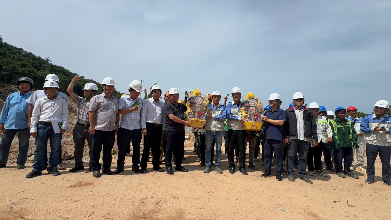 Ngành điện sát cánh cùng người lao động trên các công trường thi công xuyên Lễ 30/4 - 1/5 1