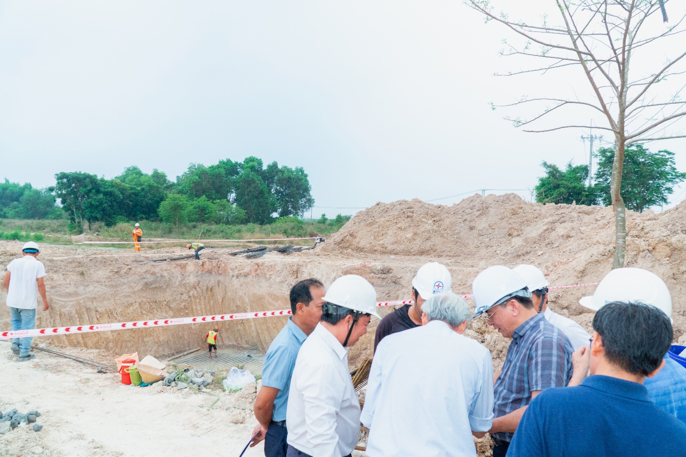 Ngành điện sát cánh cùng người lao động trên các công trường thi công xuyên Lễ 30/4 - 1/5 2