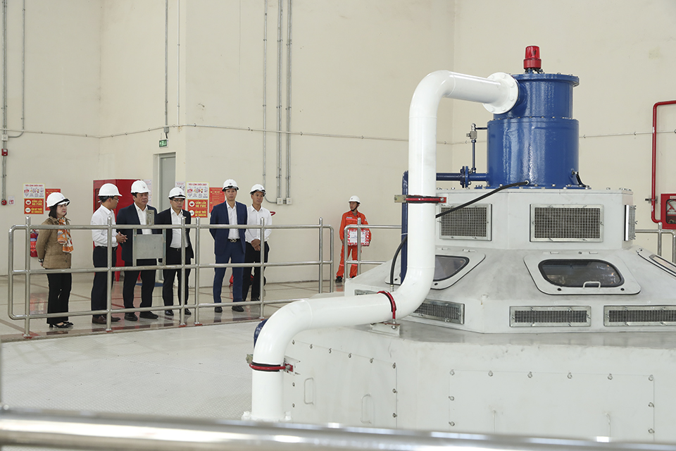 Tổng giám đốc EVN Nguyễn Anh Tuấn thăm và tặng quà người lao động Công ty Thủy điện Ialy 1