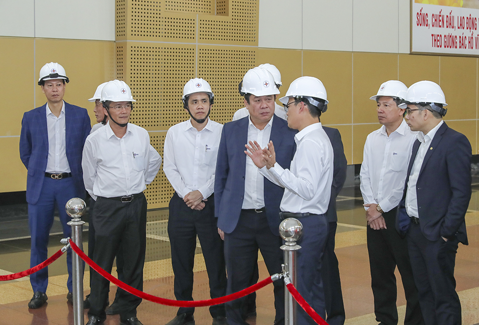 Tổng giám đốc EVN Nguyễn Anh Tuấn thăm và tặng quà người lao động Công ty Thủy điện Ialy 3