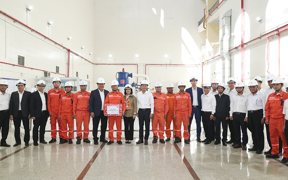 Tổng giám đốc EVN Nguyễn Anh Tuấn thăm và tặng quà người lao động Công ty Thủy điện Ialy 4