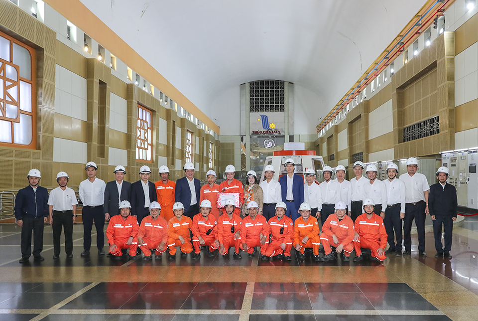 Tổng giám đốc EVN Nguyễn Anh Tuấn thăm và tặng quà người lao động Công ty Thủy điện Ialy 5