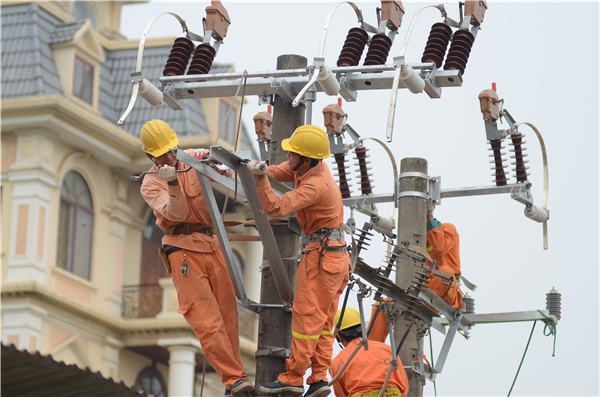 Công nhân ngành Điện mùa nắng nóng