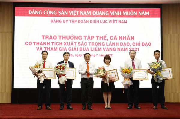 Bí Thư Đảng ủy EVN Dương Quang Thành trao Giấy khen của Đảng ủy EVN cho các tập thể có nhiều thành tích tham dự Giải búa Liềm Vằng do Đảng ủy Khối DNTW tổ chức năm 2021
