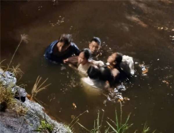 Công nhân Đội Truyền tải điện Quảng Trị lao xuống kênh cứu 3 người thoát chết đuối giữa dòng nước 