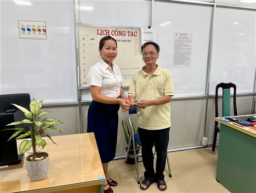 Trả lại của rơi cho khách hàng đến giao dịch