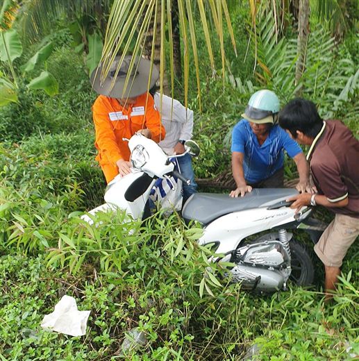 Cả nhóm công tác cùng tham gia cứu người bị nạn